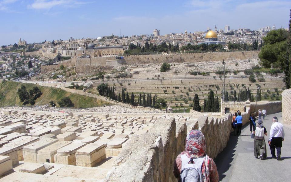 Het universele profiel van Jeruzalem wordt bedreigd (met een afstandsfoto van Jeruzalem en de Tempelberg, genomen vanaf de Olijfberg).