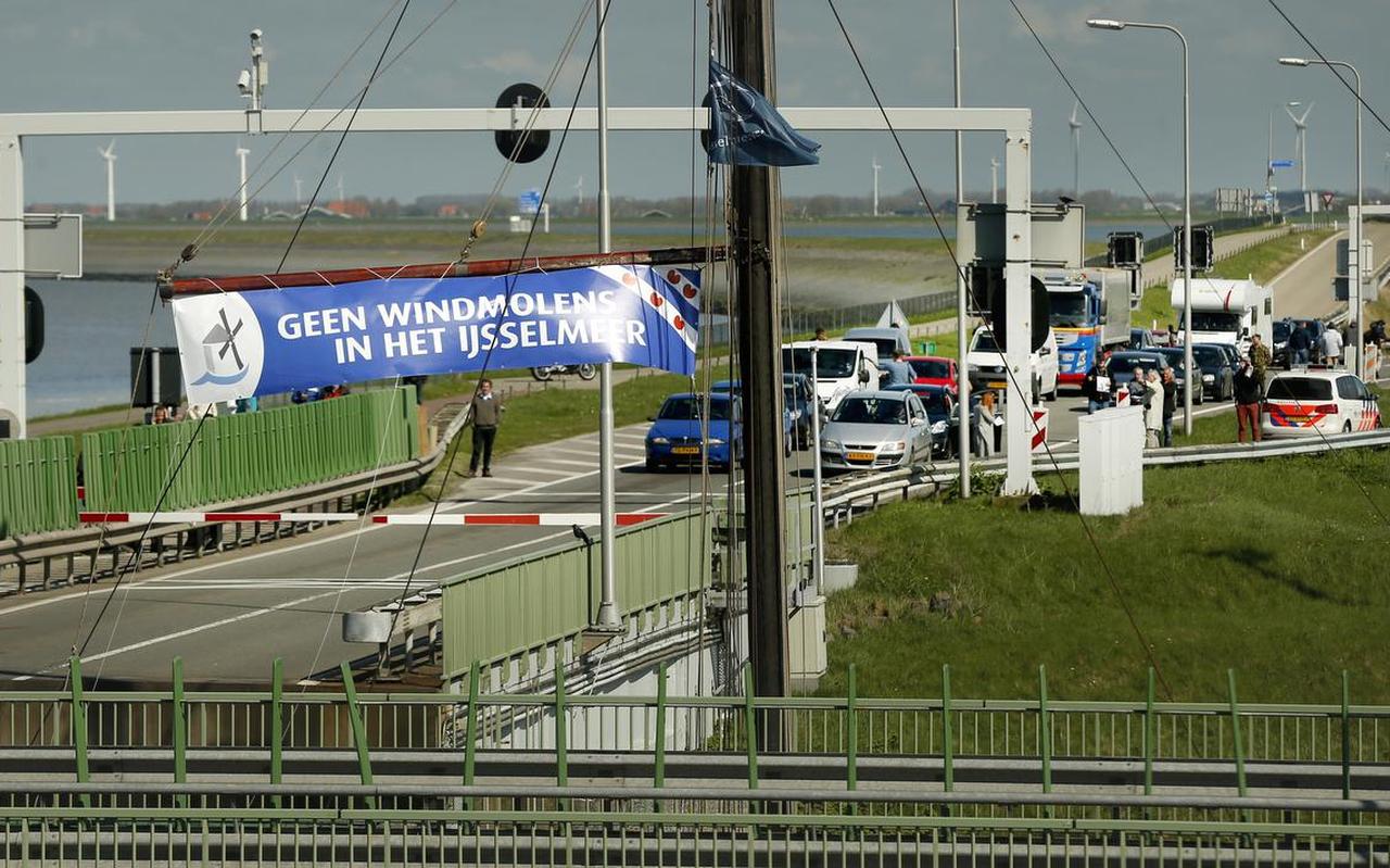 Kornwerderzand. actie tegen de komst van honderd windmolens in het Friese gedeelte van het IJsselmeer. Tussen 15.00 en 16.00 wordt het verkeer over de Afsluitdijk stilgelegd. De actie is een initiatief van stichting Don Quichot, die is opgericht tegen de plannen van dit windpark, en wordt gesteund door de gemeenten S??dwest-Frysl??n en Hollands Kroon.
FOTO ANP CATRINUS VAN DER VEEN
Kornwerderzand. actie tegen de komst van honderd windmolens in het Friese gedeelte van het IJsselmeer. Tussen 15.00 en 16.00 wordt het verkeer over de Afsluitdijk stilgelegd. De actie is een initiatief van stichting Don Quichot, die is opgericht tegen de plannen van dit windpark, en wordt gesteund door de gemeenten S??dwest-Frysl??n en Hollands Kroon.
FOTO ANP CATRINUS VAN DER VEEN