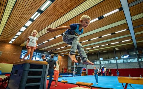 Kinderen genieten van kleutergymnastiek tijdens de start van 'De Wike'.