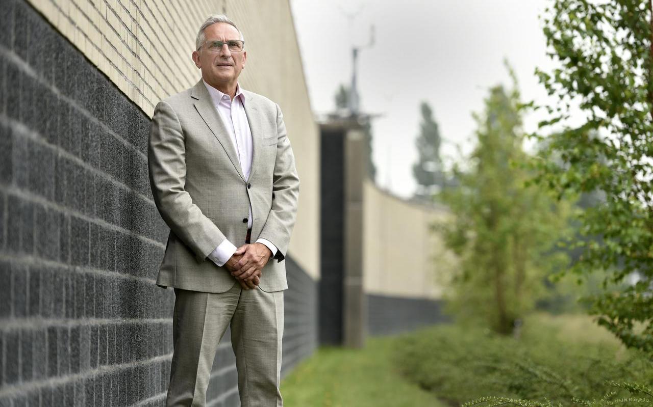 Directeur Gino Tibboel op de luchtplaats van de PI Leeuwarden. Directeur Gino Tibboel op de luchtplaats van de PI Leeuwarden.
