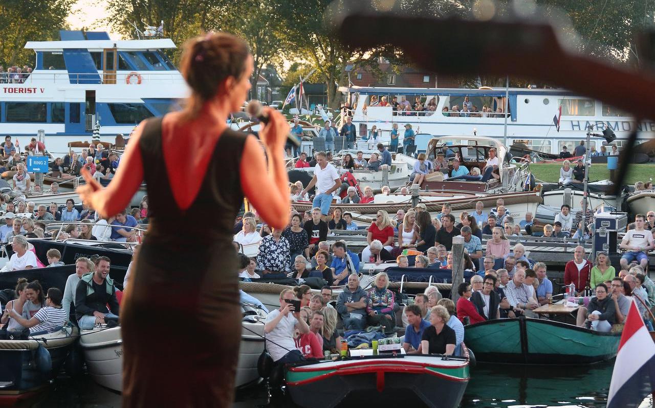 Het muziekfestival Terug naar Heeg, een eerdere editie van een groots muziekfestival in de gemeente Súdwest-Fryslân met een optreden van Maaike Schuurmans in 2018. Het muziekfestival Terug naar Heeg, een eerdere editie van een groots muziekfestival in de gemeente Súdwest-Fryslân met een optreden van Maaike Schuurmans in 2018.
