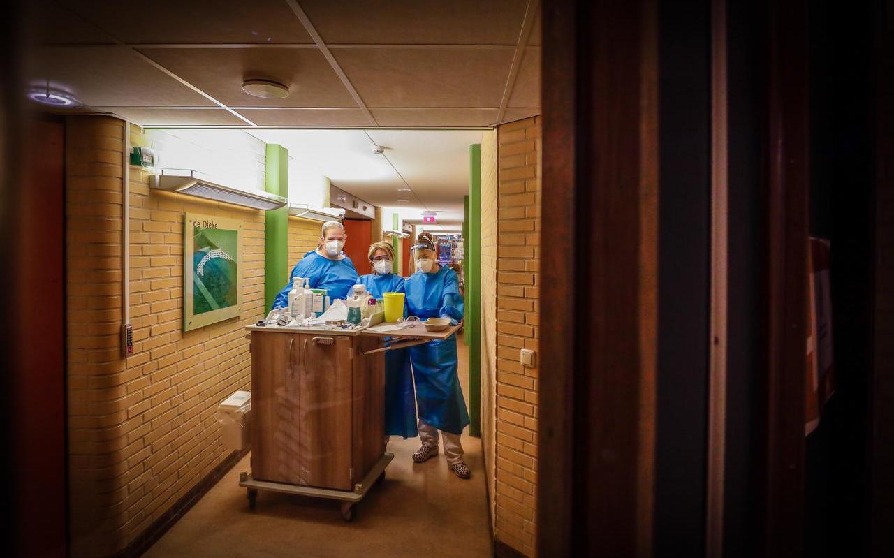 Personeel van de Covidafdeling in woonzorgcentrum LindeStede in Wolvega, waar momenteel twaalf van de dertien bedden bezet zijn. Personeel van de Covidafdeling in woonzorgcentrum LindeStede in Wolvega, waar momenteel twaalf van de dertien bedden bezet zijn.