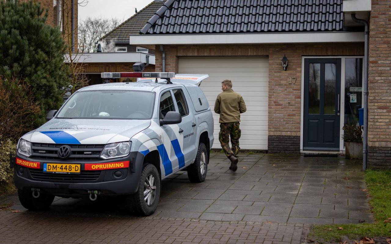 De Explosieve Opruimingsdienst (EOD) aan de slag bij de woning in het Friese dorp waar 400 kilo zwaar vuurwerk werd aangetroffen.