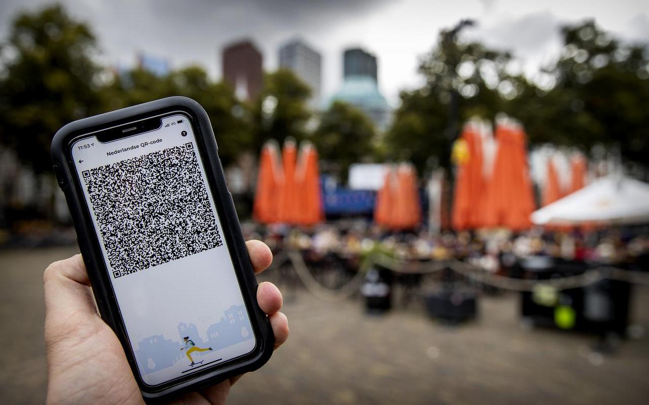 Op vertoon van een QR-code en een identiteitsbewijs kunnen horecabezoekers nu ook in Leeuwarden een toegangspolsbandje ophalen. Op vertoon van een QR-code en een identiteitsbewijs kunnen horecabezoekers nu ook in Leeuwarden een toegangspolsbandje ophalen.