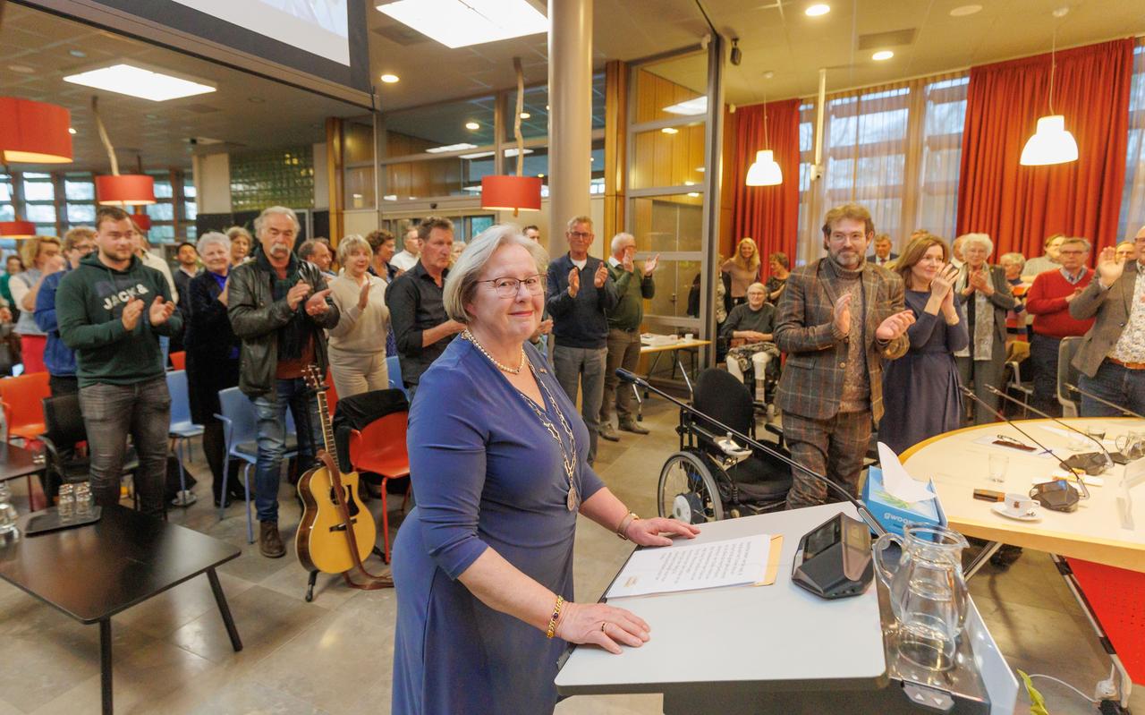 Waarnemend burgemeester Sandra Korthuis van de gemeente Ooststellingwerf krijgt een staande ovatie na haar afscheidsspeech in haar laatste raadsvergadering. Waarnemend burgemeester Sandra Korthuis van de gemeente Ooststellingwerf krijgt een staande ovatie na haar afscheidsspeech in haar laatste raadsvergadering.