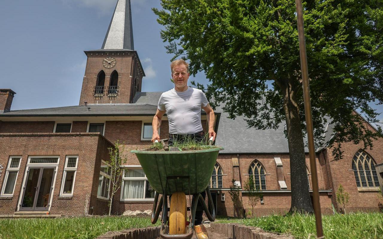 Pastoor Tjitze Tjepkema aan het werk in de tuin. Pastoor Tjitze Tjepkema aan het werk in de tuin.