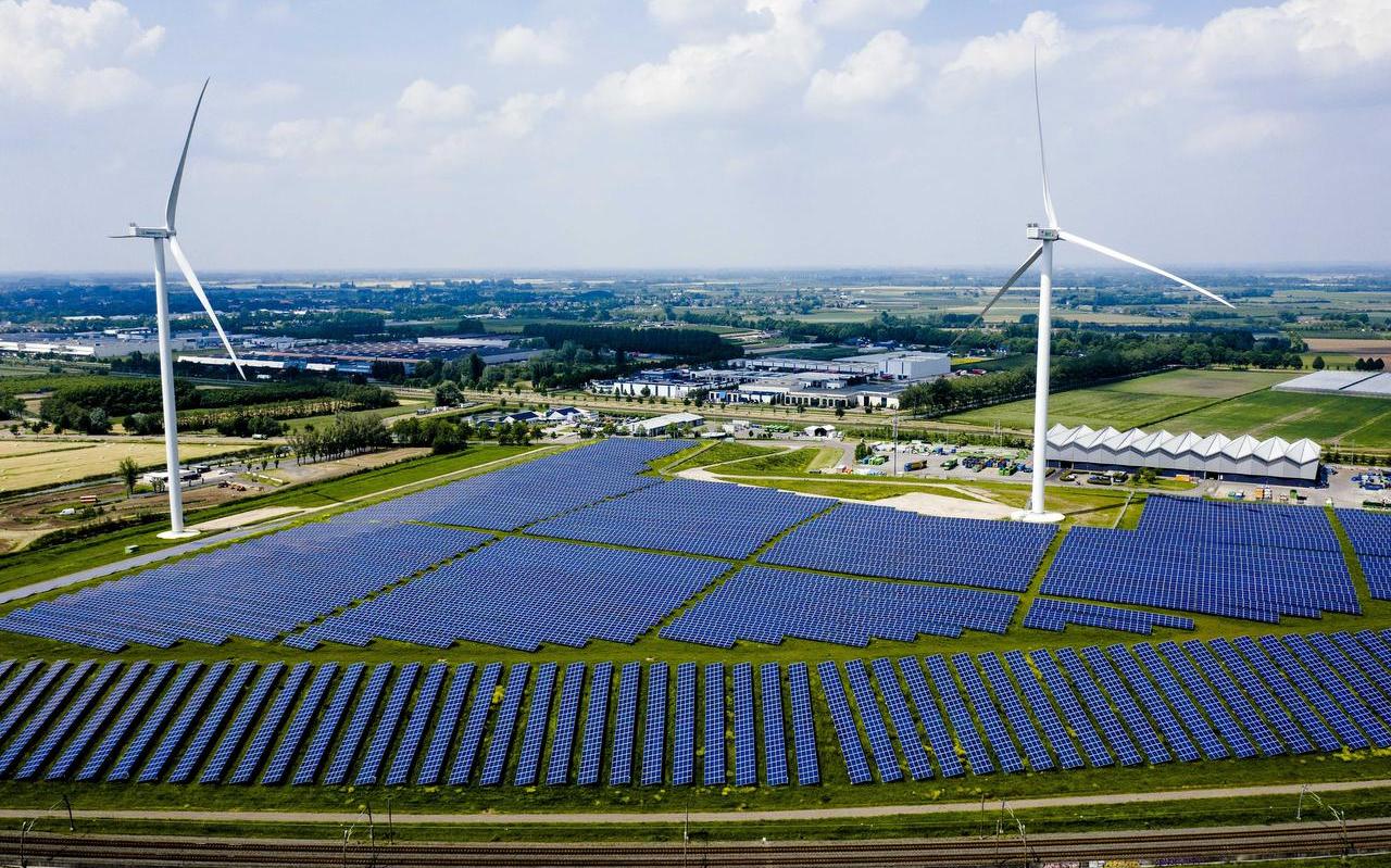 Voorlopig is er in Fryslân geen ruimte voor nieuwe zonneparken. Voorlopig is er in Fryslân geen ruimte voor nieuwe zonneparken.
