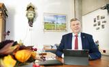Burgemeester Klaas Agricola op zijn werkkamer in het gemeentehuis in Damwâld.