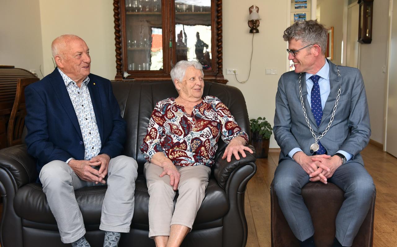 Het echtpaar Theu de Bruin (88) en Lenie de Bruin–Nijenhuis (86) uit Wolvega wordt door burgemeester André van de Nadort gefeliciteerd met hun 65-jarige huwelijksfeest.