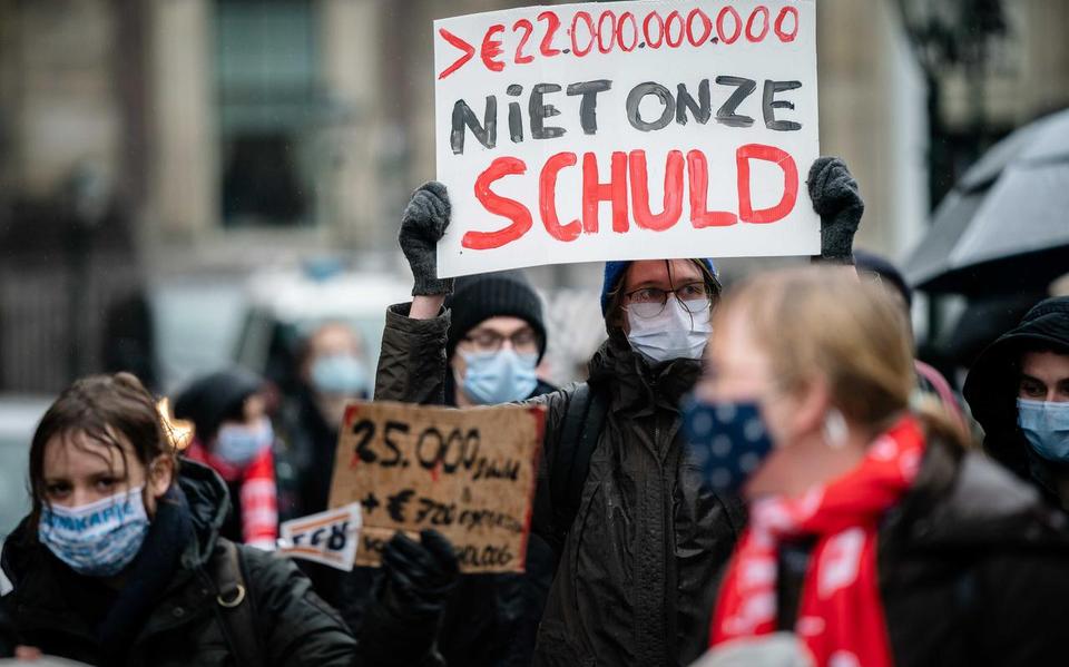 Donderdag protesteerden studenten nog namens Young United en de LSVB tegen het leenstelsel bij het ministerie van Sociale Zaken en Werkgelegenheid. Vrijdag werd bekend dat het stelsel verdwijnt.