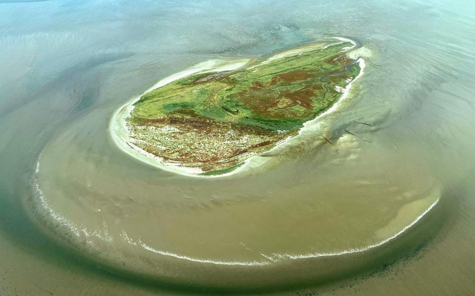 Luchtfoto van vogeleiland Griend ongeveer twaalf kilometer ten zuidwesten van Terschelling.