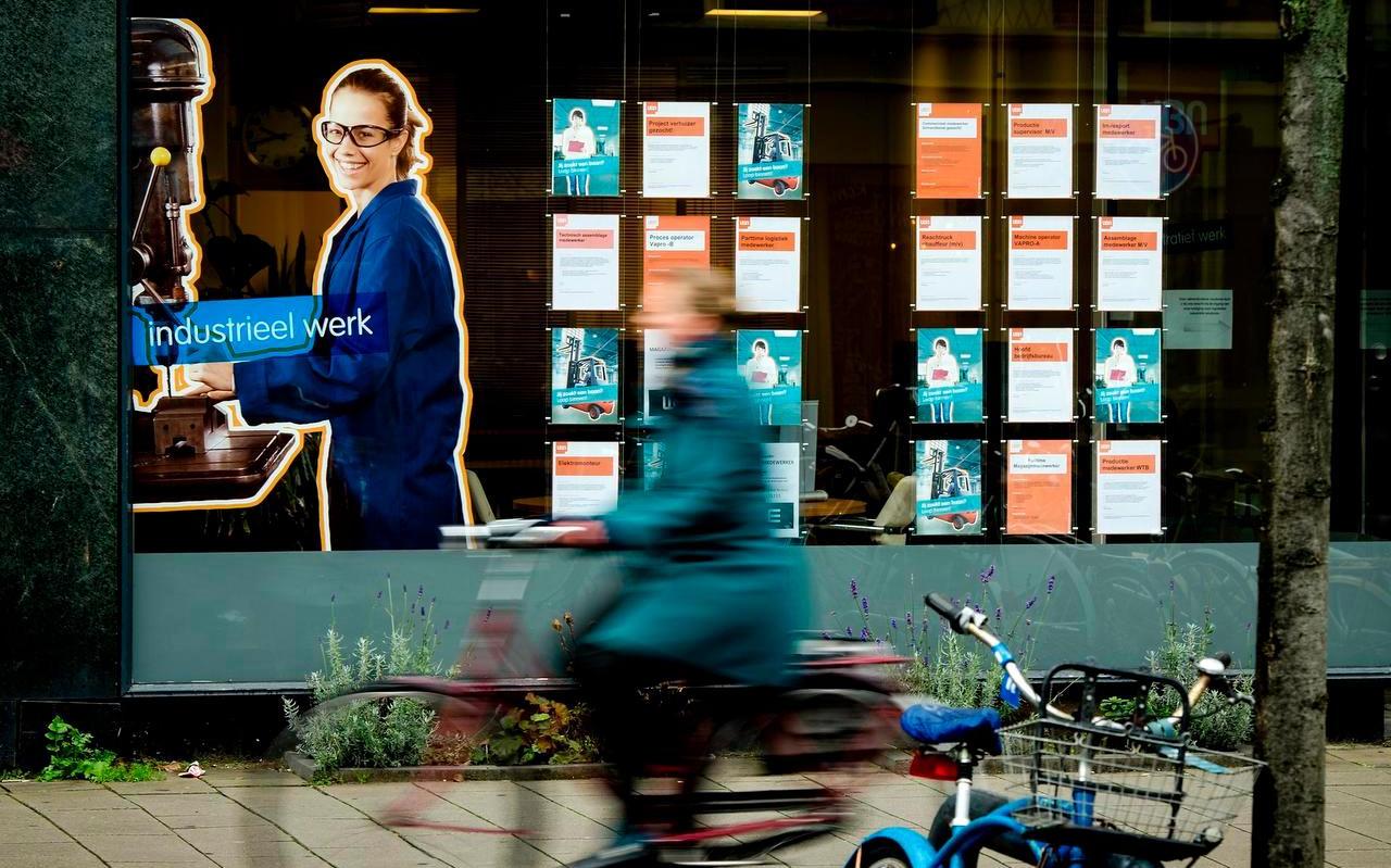 Vacatures in de etalage van een uitzendbureau. Vacatures in de etalage van een uitzendbureau.