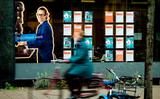 Vacatures in de etalage van een uitzendbureau.