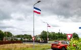 Protestvlaggen langs de N381 en Weinterp. 