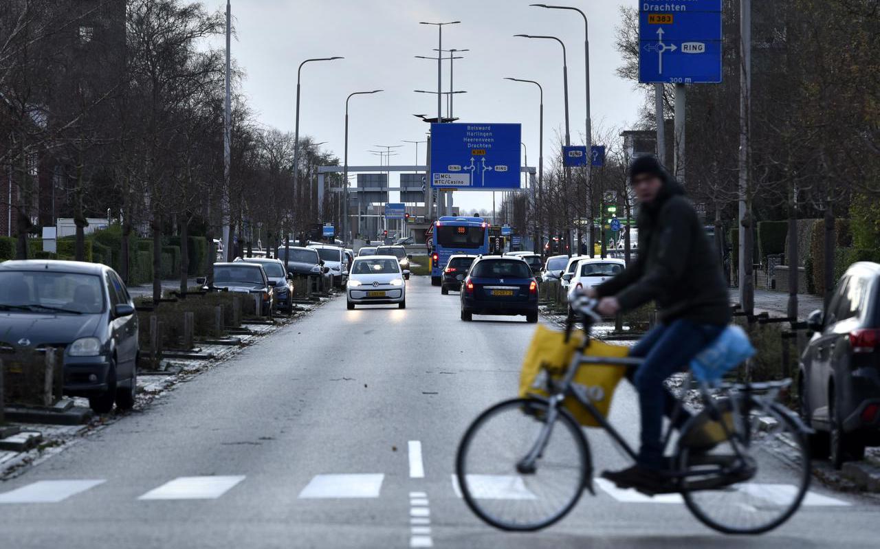 Vooral op knooppunten zouden fietsers gebaat zijn met een lagere snelheid van auto's, zoals hier op de Harlingerstraatweg.