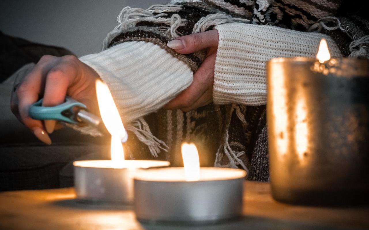 Energiearmoede: met een warme trui en kaarsen wordt geprobeerd te besparen op de stookkosten.