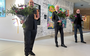 Van links naar rechts Kris Callens (directeur Fries Museum), Harry Tupan (directeur Drents Museum) en Andreas Blühm (directeur Groninger Museum) met de Langman Prijs 2021, een signaalhoorn gemaakt door kunstenaar Aebele Trijsburg. 