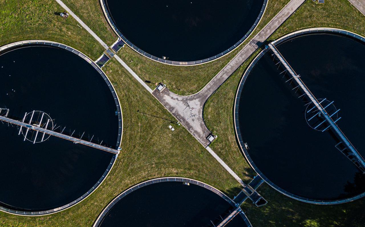 Voorbeeldfoto van een waterzuiveringsinstallatie vanuit de lucht.