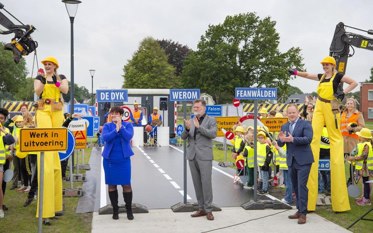 Wethouder Tietsy Willemsma van Tytsjerksteradiel, gedeputeerde Klaas Fokkinga en wethouder Kees Wielstra van Dantumadiel sloten gisteren onder toeziend oog van basisschoolleerlingen van Feanwâlden het Kansen in Kernen-project af. Wethouder Tietsy Willemsma van Tytsjerksteradiel, gedeputeerde Klaas Fokkinga en wethouder Kees Wielstra van Dantumadiel sloten gisteren onder toeziend oog van basisschoolleerlingen van Feanwâlden het Kansen in Kernen-project af.
