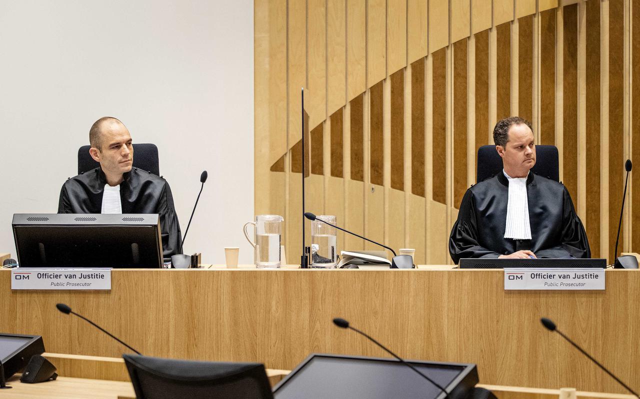 Een beeld van een rechtszaak met officieren van justitie. Een beeld van een rechtszaak met officieren van justitie.