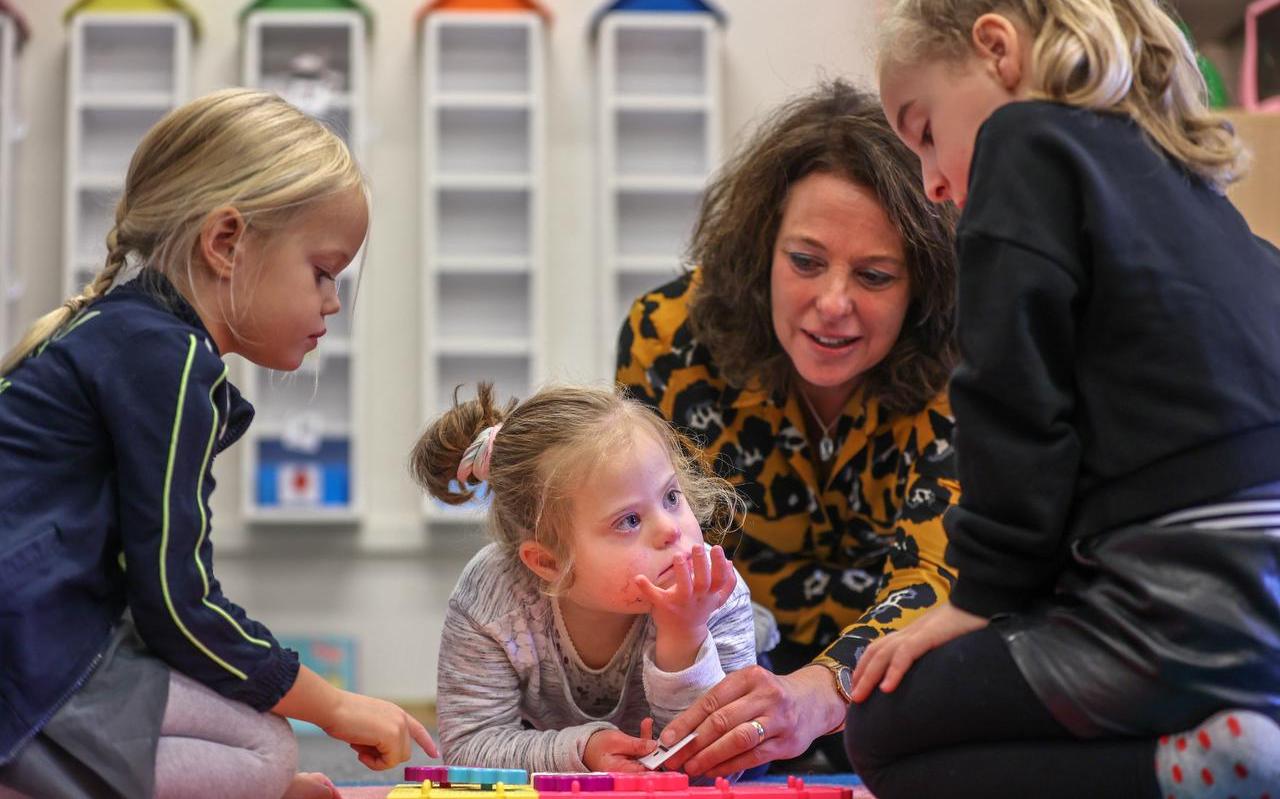 Giada (midden) speelt met twee klasgenootjes uit de reguliere klas. Achter haar Elise Zwaagstra. Giada (midden) speelt met twee klasgenootjes uit de reguliere klas. Achter haar Elise Zwaagstra.
