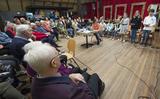 De leerlingen van groep 7 en 8 van OS de Romte in Tytsjerk presenteren hun bevindingen in het kader van project 'Oorlog in mijn Buurt', met op de voorgrond links Oebele Leistra. 