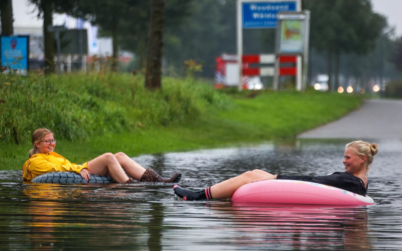 Waterplezier na stortbuien in Woudsend. Waterplezier na stortbuien in Woudsend.