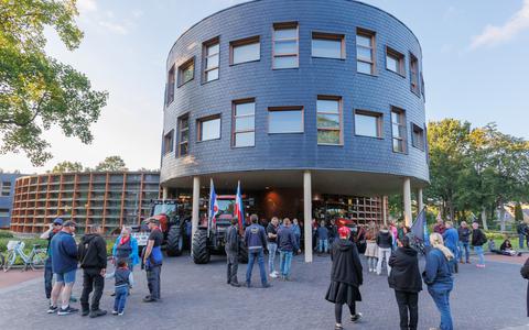 Het gemeentehuis van Ooststellingwerf in Oosterwolde bij een trekkerprotest eerder dit jaar. 