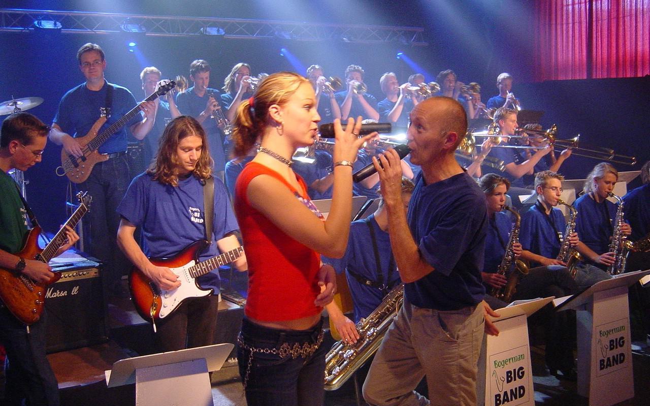 Anne Oosterhaven zingt met een solist mee met de Bogerman Bigband vorig jaar. Anne Oosterhaven zingt met een solist mee met de Bogerman Bigband vorig jaar.