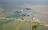 Een formatie van drie F-16's boven de sluizen van de Afsluitdijk bij Kornwerderzand.