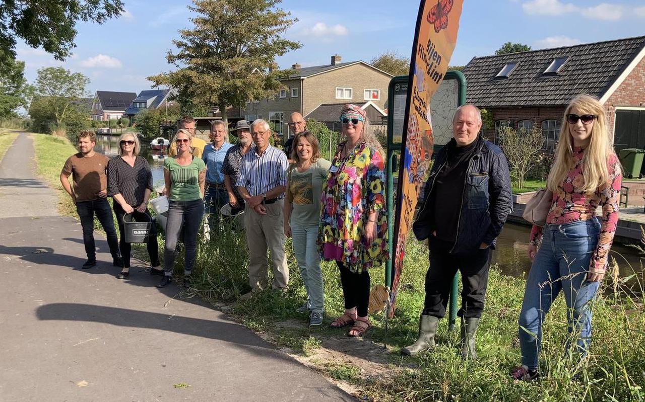 Margaretha Posthumus (derde van rechts) met vrijwilligers van BijenFlinterLint en het bijenproject Fryslân Zoemt tijdens een zaaiactie vorige maand bij Baard. Margaretha Posthumus (derde van rechts) met vrijwilligers van BijenFlinterLint en het bijenproject Fryslân Zoemt tijdens een zaaiactie vorige maand bij Baard.