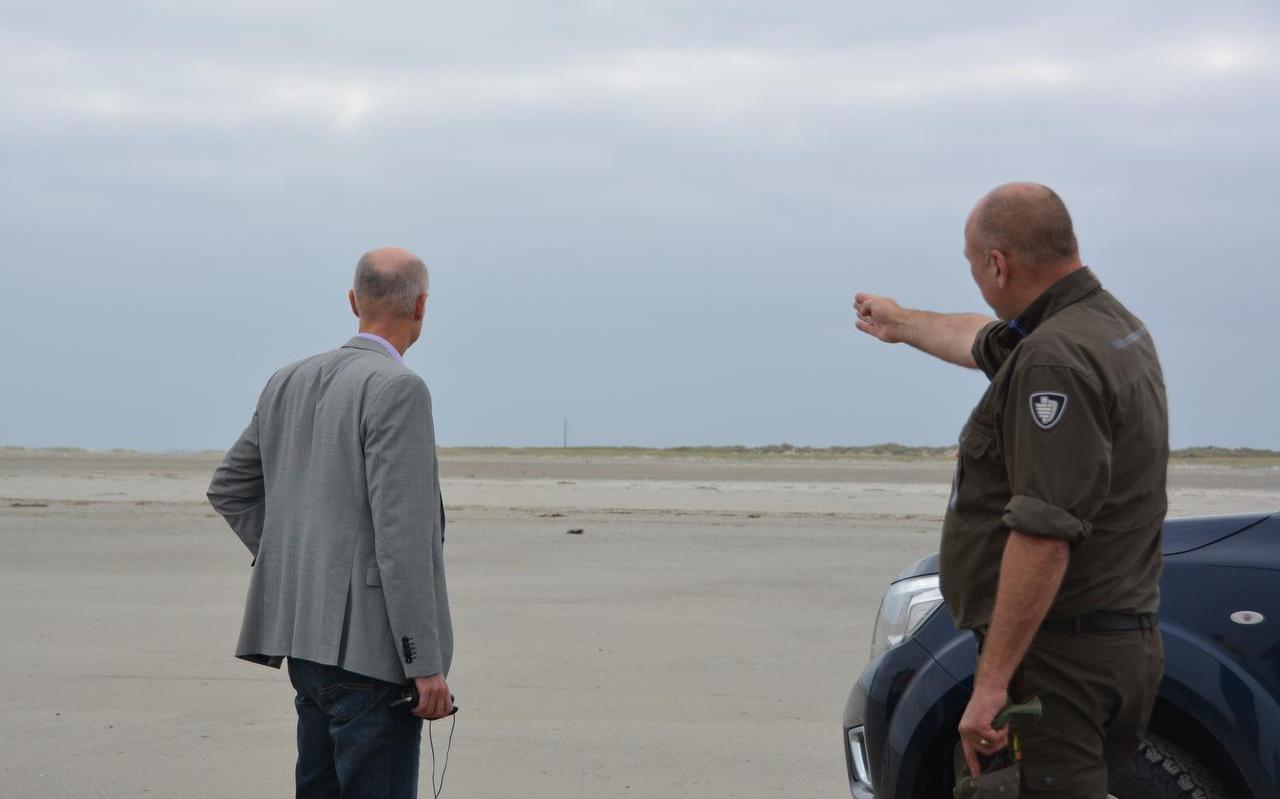 Demissionair minister Stef Blok (l) bezocht begin september Schiermonnikoog om poolshoogte te nemen bij het voorgestelde tracé-west. Demissionair minister Stef Blok (l) bezocht begin september Schiermonnikoog om poolshoogte te nemen bij het voorgestelde tracé-west.