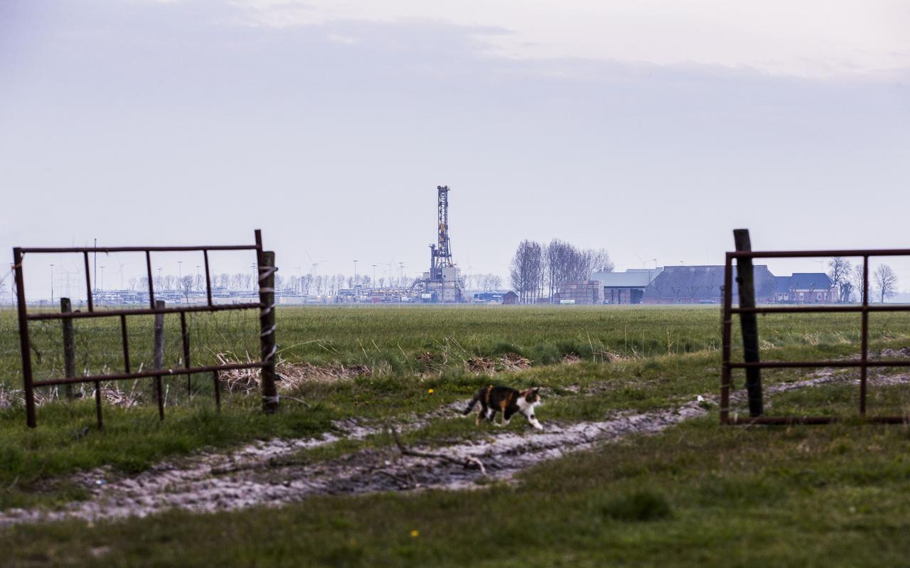 Een boortoren van de NAM op een productielocatie voor aardgas nabij het dorp 't Zandt.