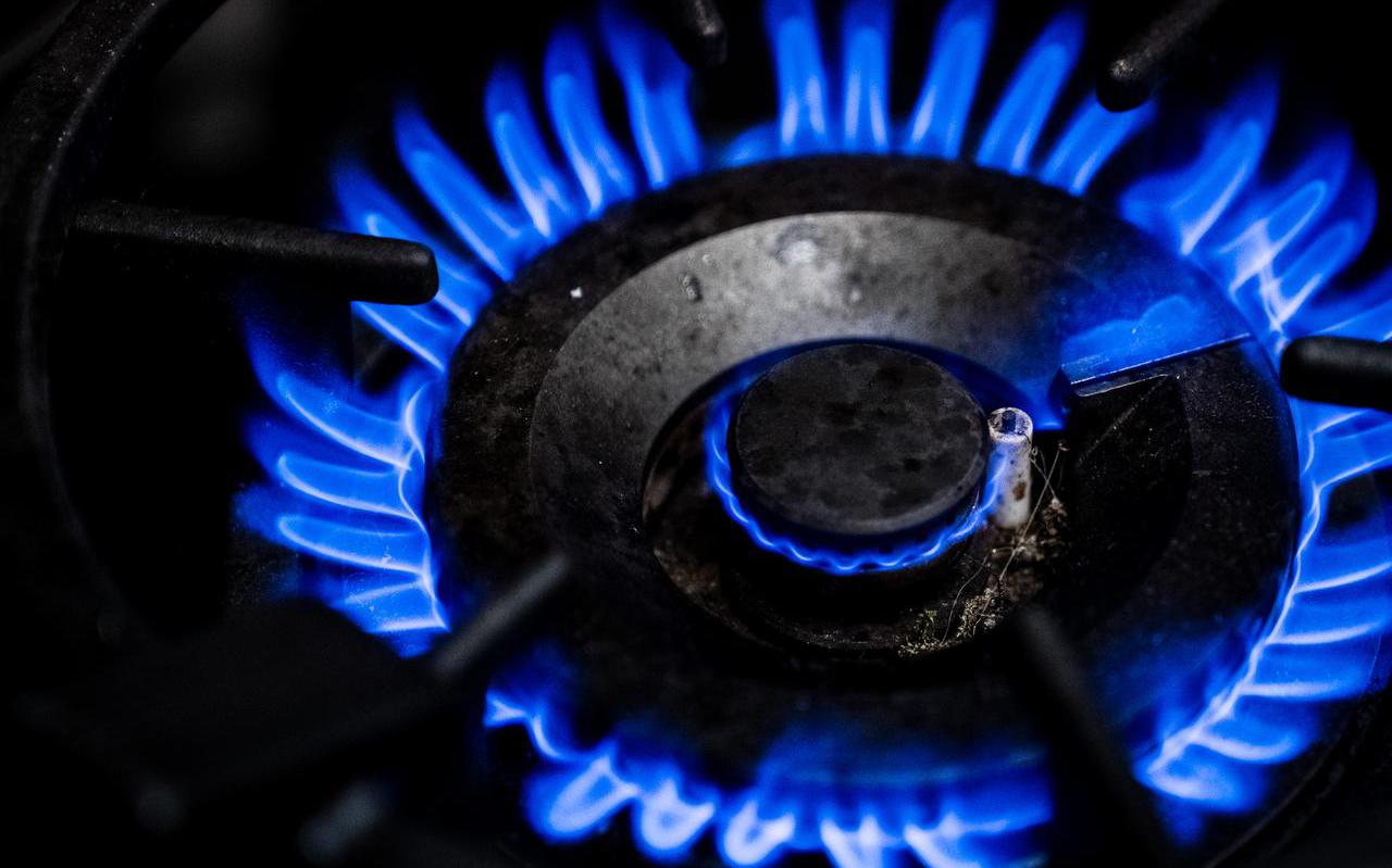 Een brandende gaspit in een fornuis. De Europese prijzen voor aardgas en stroom blijven stijgen
