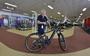 Eigenaar Tim Terpstra poseert met een e-mountainbike bij Jan Terpstra Cycling World.