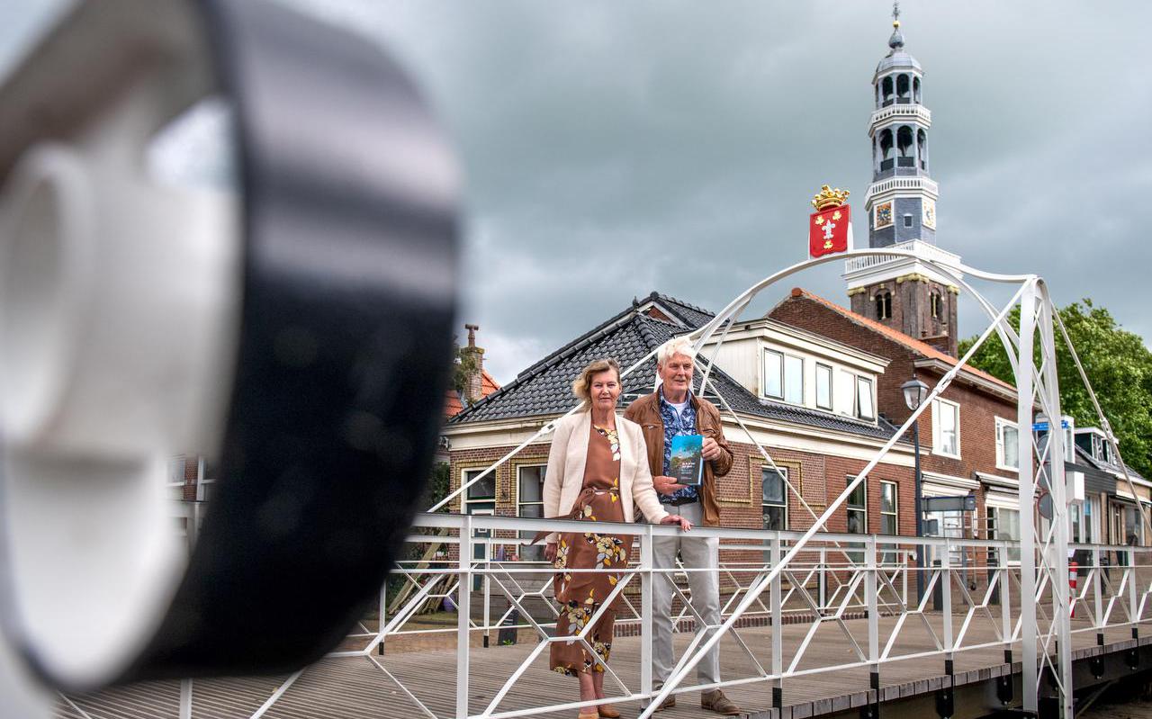 Janny van der Heide-Reijenga (l) en Bert Witteveen, auteurs van 'As ik de toer mar sjoch...'.