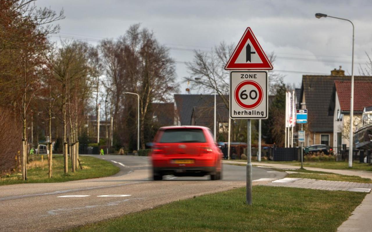 Eerder dit jaar werd de maximumsnelheid op delen van de Leeuwarderstraatweg in Heerenveen verlaagd naar zestig kilometer per uur. Binnenkort wordt de weg heringericht. Eerder dit jaar werd de maximumsnelheid op delen van de Leeuwarderstraatweg in Heerenveen verlaagd naar zestig kilometer per uur. Binnenkort wordt de weg heringericht.