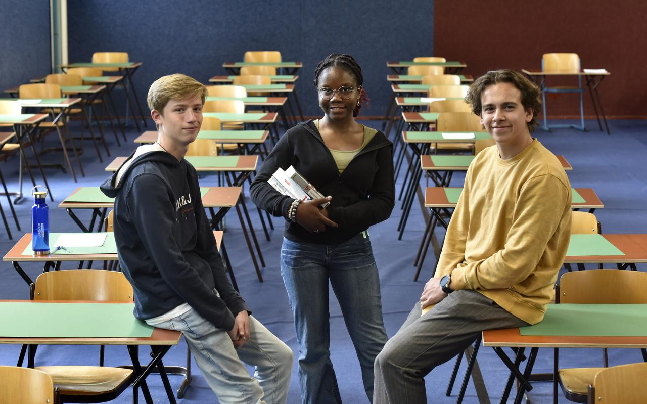 De 4-havoleerlingen Mats Zijlstra, Betty van der Ley en Sieb Tjepkema Chepillo (vanaf links) hebben gisteren bij Mariënburg versneld examen Engels gedaan. De 4-havoleerlingen Mats Zijlstra, Betty van der Ley en Sieb Tjepkema Chepillo (vanaf links) hebben gisteren bij Mariënburg versneld examen Engels gedaan.