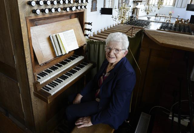 Na driekwart eeuw neemt Wally Hoekstra-Westerhuis uit Minnertsga afscheid als organist