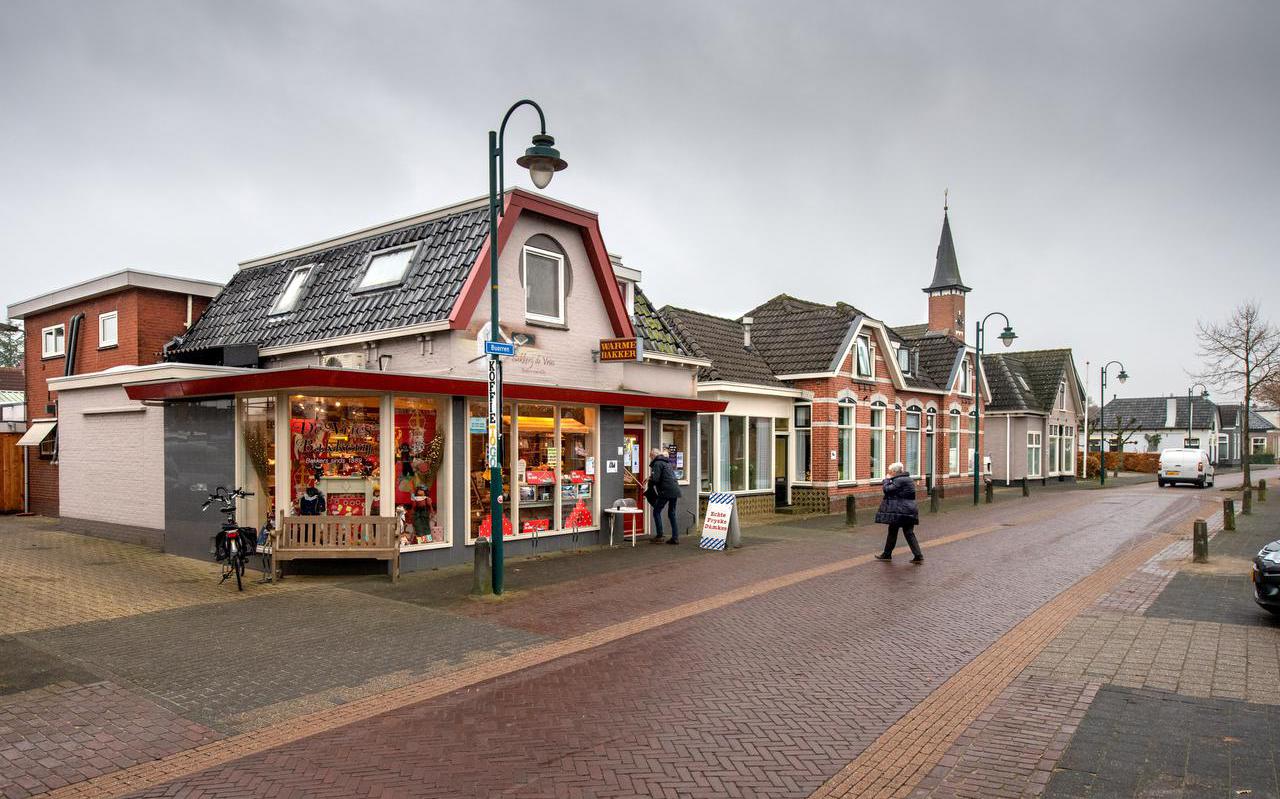 Bij bakkerij De Vries in Oudega (Smallingerland) mogen niet meer dan drie klanten tegelijkertijd in de winkel vanwege het coronagevaar.