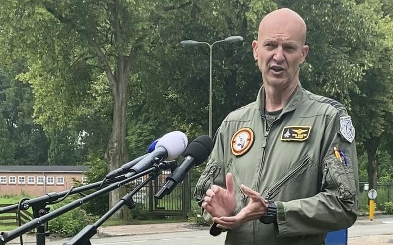 Kolonel Henk Doorten, commandant van Vliegbasis Leeuwarden, bij de persconferentie naar aanleiding van het incident met de Belgische F-16. Kolonel Henk Doorten, commandant van Vliegbasis Leeuwarden, bij de persconferentie naar aanleiding van het incident met de Belgische F-16.