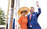 Koning Willem-Alexander en koningin Máxima tijdens een bezoek aan zeilschool De Veenhoop in september 2020. 