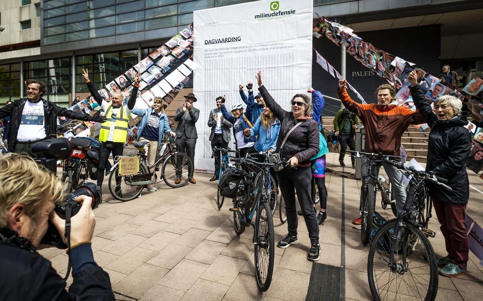 Fietsers kwamen vanuit het Friese Ternaard aan bij de rechtbank om Milieudefensie te steunen in de klimaatzaak tegen Shell.