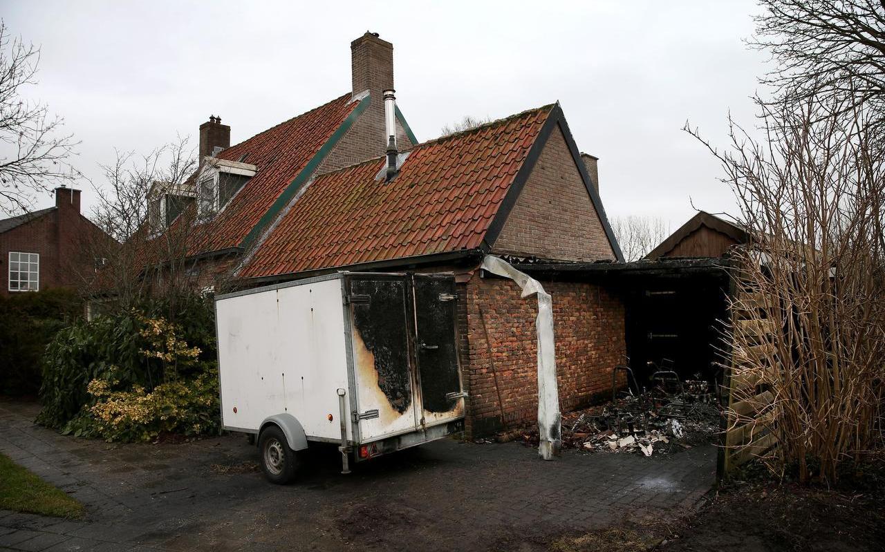 Uitgebrande carport aan de Koningin Julianastraat in Harlingen. In de stad is onrust ontstaan over een reeks brandstichtingen. Uitgebrande carport aan de Koningin Julianastraat in Harlingen. In de stad is onrust ontstaan over een reeks brandstichtingen.
