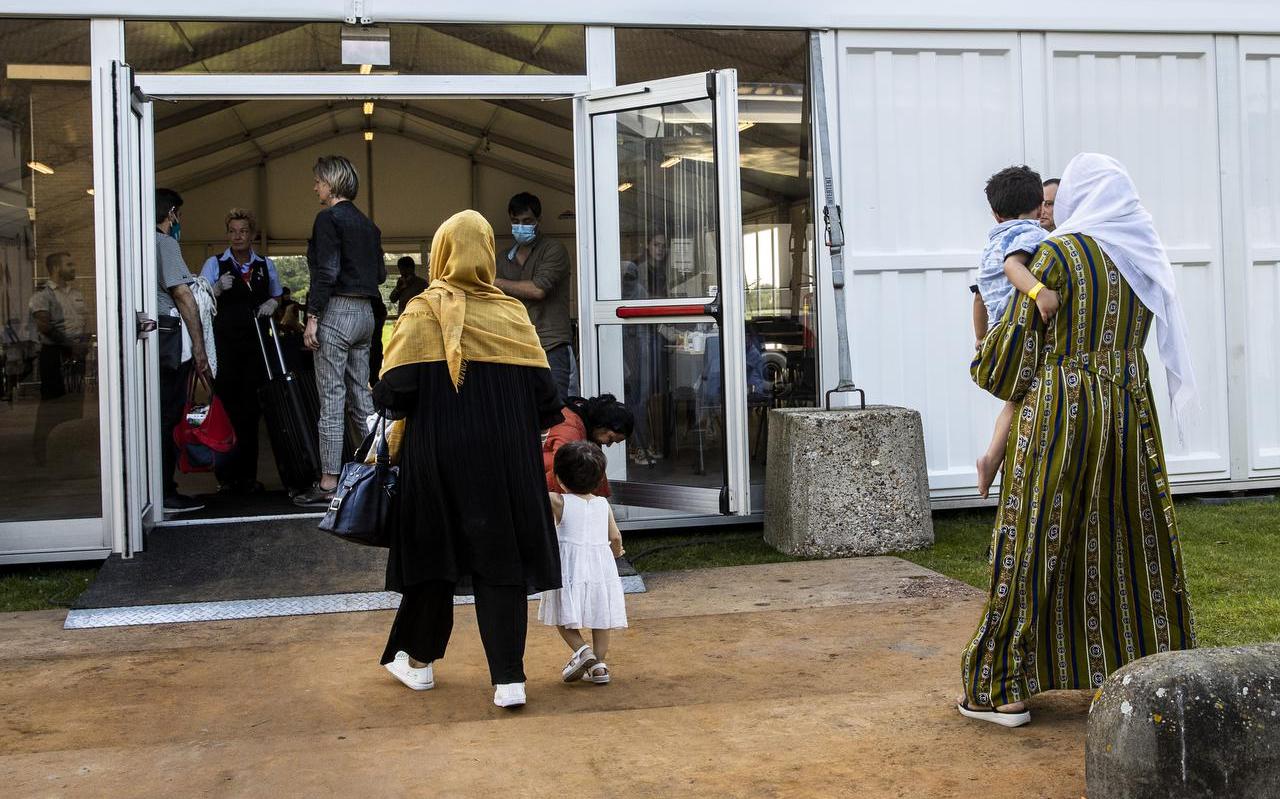 Afghaanse evacués op de Willem Lodewijk van Nassaukazerne in Zoutkamp. Afghaanse evacués op de Willem Lodewijk van Nassaukazerne in Zoutkamp.