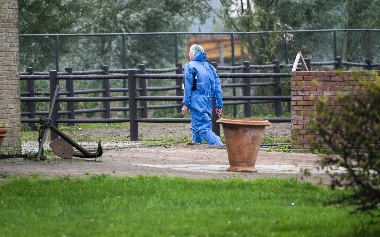 Medewerkers van de Nederlandse Voedsel- en Warenautoriteit (NVWa) ruimen een pluimveebedrijf in Zeewolde, waar vorige week vogelgriep werd vastgesteld. Medewerkers van de Nederlandse Voedsel- en Warenautoriteit (NVWa) ruimen een pluimveebedrijf in Zeewolde, waar vorige week vogelgriep werd vastgesteld.