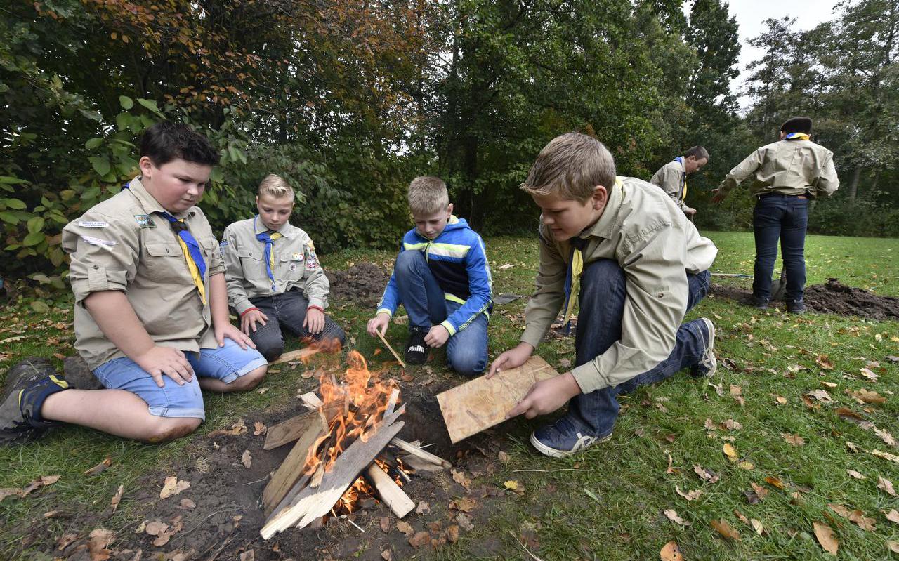 Bij scoutingvereniging Burmania in Leeuwarden leren ze natuurlijk hoe ze een kampvuurtje moeten maken.
