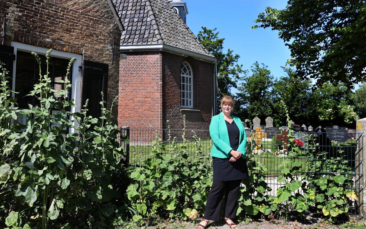 Petra Possel voor het kerkje in Gaast. Petra Possel voor het kerkje in Gaast.
