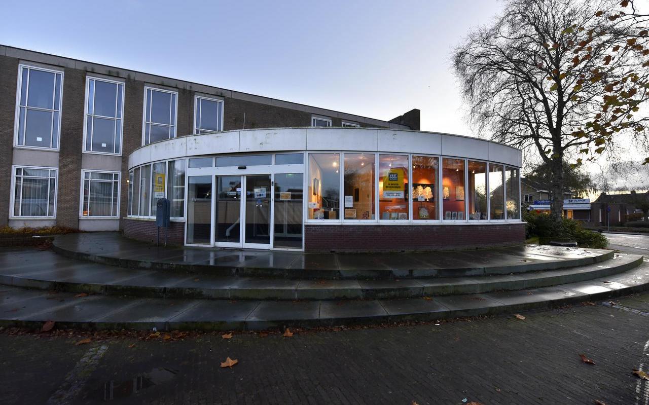 Het gemeentehuis van de voormalige gemeente Leeuwarderadeel in Stiens. Het gemeentehuis van de voormalige gemeente Leeuwarderadeel in Stiens.