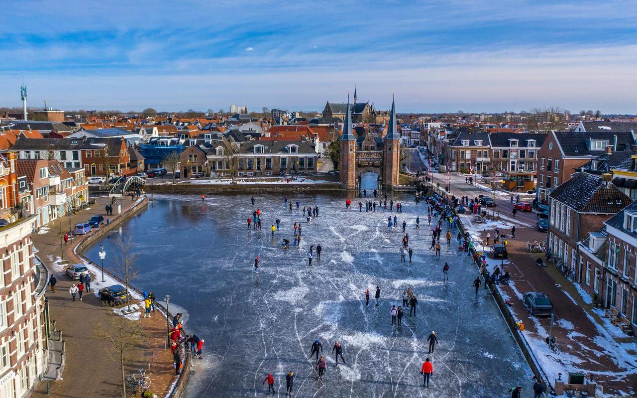 Schaatsen bij de Sneker Waterpoort op 14 februari 2021. Schaatsen bij de Sneker Waterpoort op 14 februari 2021.